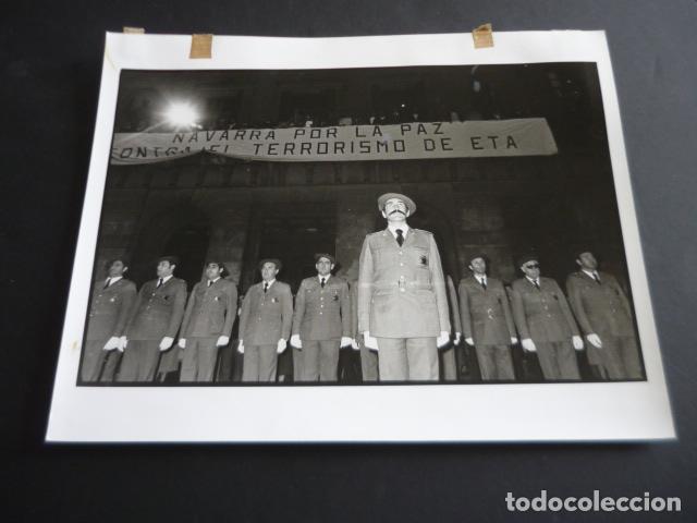 Antique Photography: PAMPLONA MANIFESTACION CONTRA TERRORISMO ETA POLICIA FORAL FOTOGRAFIA 18 X 24 CM