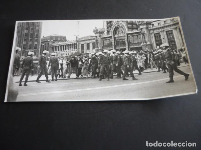 Alte Fotografie: BILBAO MANIFESTACON JUICIO ABORTO FOTOGRAFIA 14,5 X 28,5 CM
