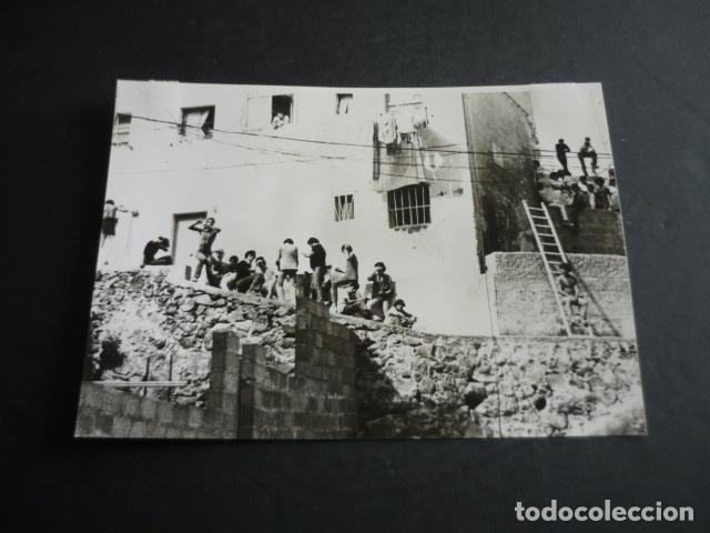 Antique Photography: LAS PALMAS DE GRAN CANARIA DISTRUBIOS POR MUERTE POR PASARSE CONTROL POLICIA 13 X 18 CM