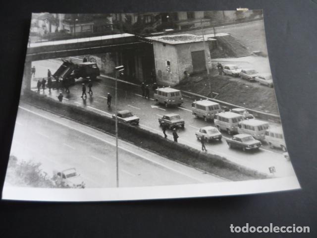 Antique Photography: SAN SEBASTIAN DISTURBIOS POR MUERTE DOS MIEMBROS DE ETA TERRORISMO FOTOGRAFIA 24 X 18 CM