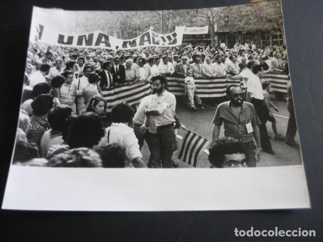 Fotografia antica: BARCELONA MANIFESTACION DIADA DE CATALU&Ntilde;A FOTOGRAFIA 24 X 18 CM