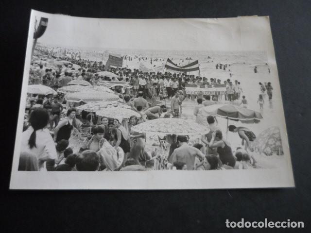 Fotografia antica: CADIZ PLAYA DE LA VICTORIA MANIFESTACION CONTRA CONSTRUCCION DE FARO FOTOGRAFIA 13 X 18 CM