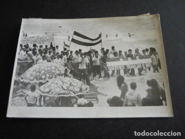 Fotografia antica: CADIZ PLAYA DE LA VICTORIA MANIFESTACION CONTRA CONSTRUCCION DE FARO FOTOGRAFIA 13 X 18 CM