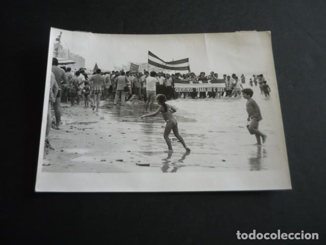 Fotografia antica: CADIZ PLAYA DE LA VICTORIA MANIFESTACION CONTRA CONSTRUCCION DE FARO FOTOGRAFIA 13 X 18 CM