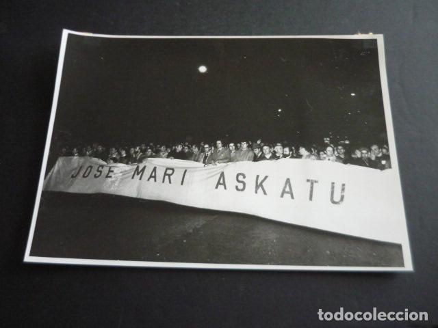 Fotografia antica: PAIS VASCO MANIFESTACION POR SECUESTRADO DE ETA TERRORISMO FOTOGRAFIA 24 X 18 CM