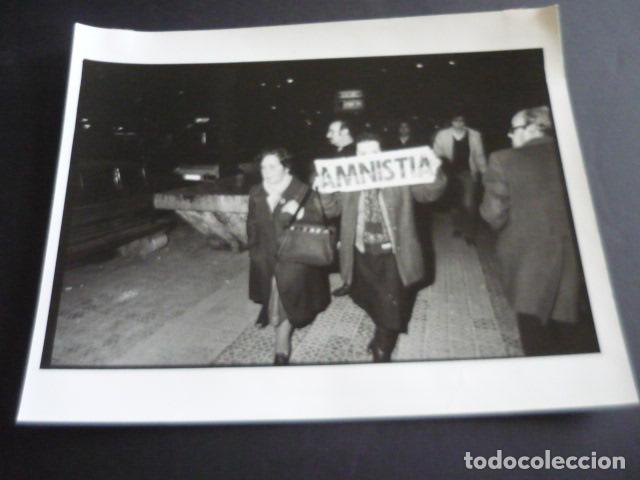Fotografia antica: MANIFESTACION AMNISTIA 1981 FOTOGRAFIA 24 X 18 CM