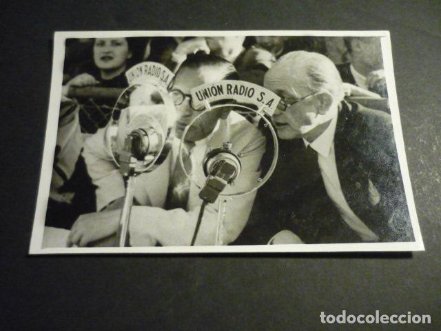 Fotografia antica: LOCUTORES DE UNION RADIO RETRASMITIENDO LA FINAL DE LA COPA DEL GENERALISIMO A&Ntilde;OS 40 8,5 X 12,5 CM