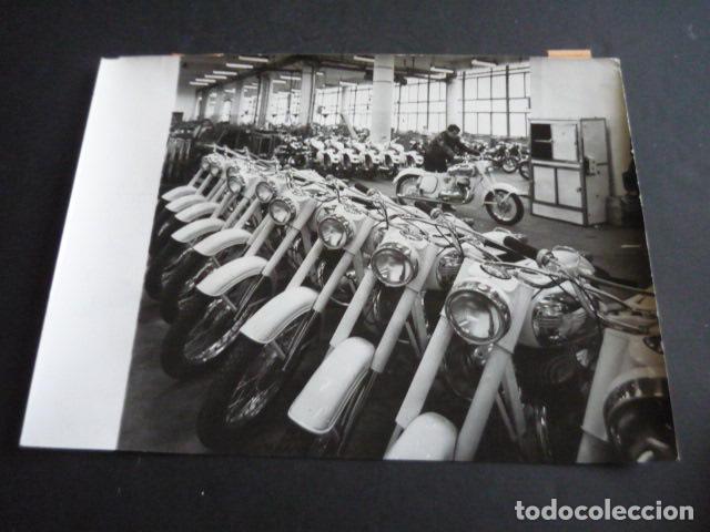 Fotografia antiga: CHECOSLOVAQUIA FABRICA DE MOTOCICLETAS JAWA ANTIGUA FOTOGRAFIA ORIGINAL 18 X 24 CM