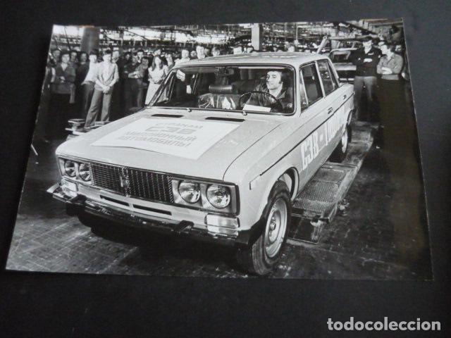 Fotografia antica: AUTOMOVIL SOVIETICO LADA ANTIGUA FOTOGRAFIA ORIGINAL 18 X 24 CM