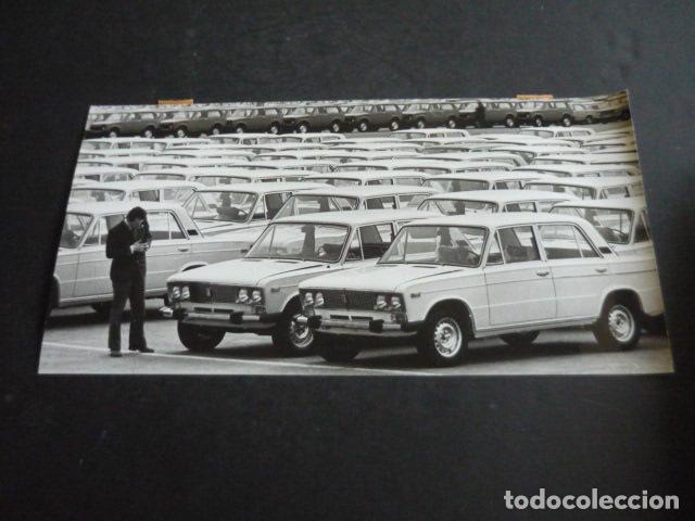 Fotografia antica: AUTOMOVIL SOVIETICO LADA ANTIGUA FOTOGRAFIA ORIGINAL 12 X 24 CM