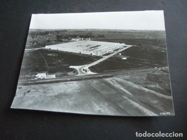Fotograf&iacute;a antigua: BUENOS AIRES ARGENTINA FABRICA DE AUTOMOVILES MERCEDES BENZ ANTIGUA FOTOGRAFIA ORIGINAL 18 X 24 CM