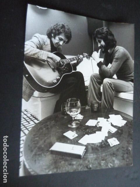 Fotografia antica: ENRIC SIO DIBUJANTE CON EL CANTANTE JUAN PARDO ANTIGUA FOTOGRAFIA ORIGINAL 18 X 24 CM
