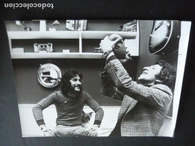 Fotografia antica: ENRIC SIO DIBUJANTE CON EL CANTANTE JUAN PARDO ANTIGUA FOTOGRAFIA ORIGINAL 18 X 24 CM