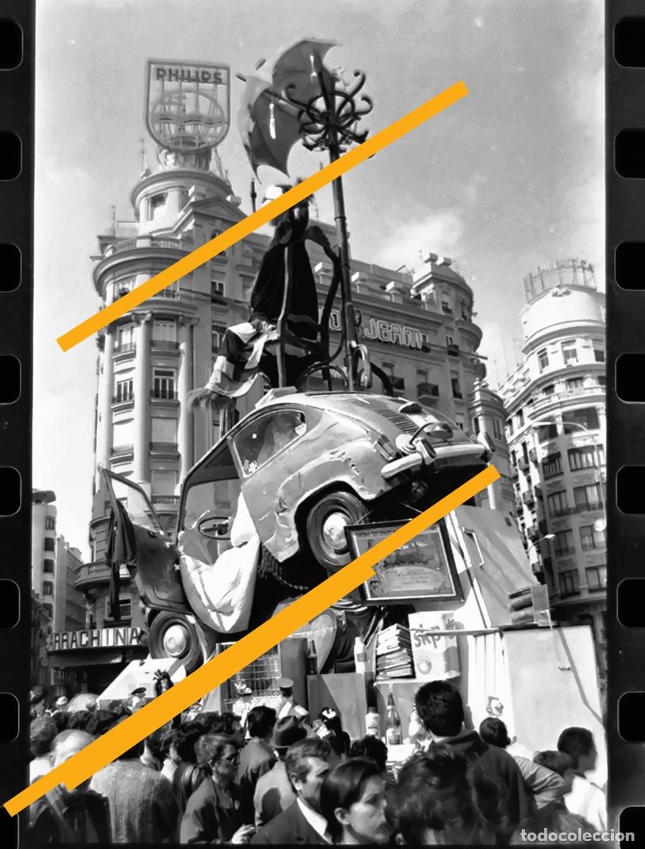 Fotograf&iacute;a antigua: Antiguo negativo de fotograf&iacute;a. Falla plaza del Ayuntamiento. Fallas de Valencia. A&ntilde;o 1986.