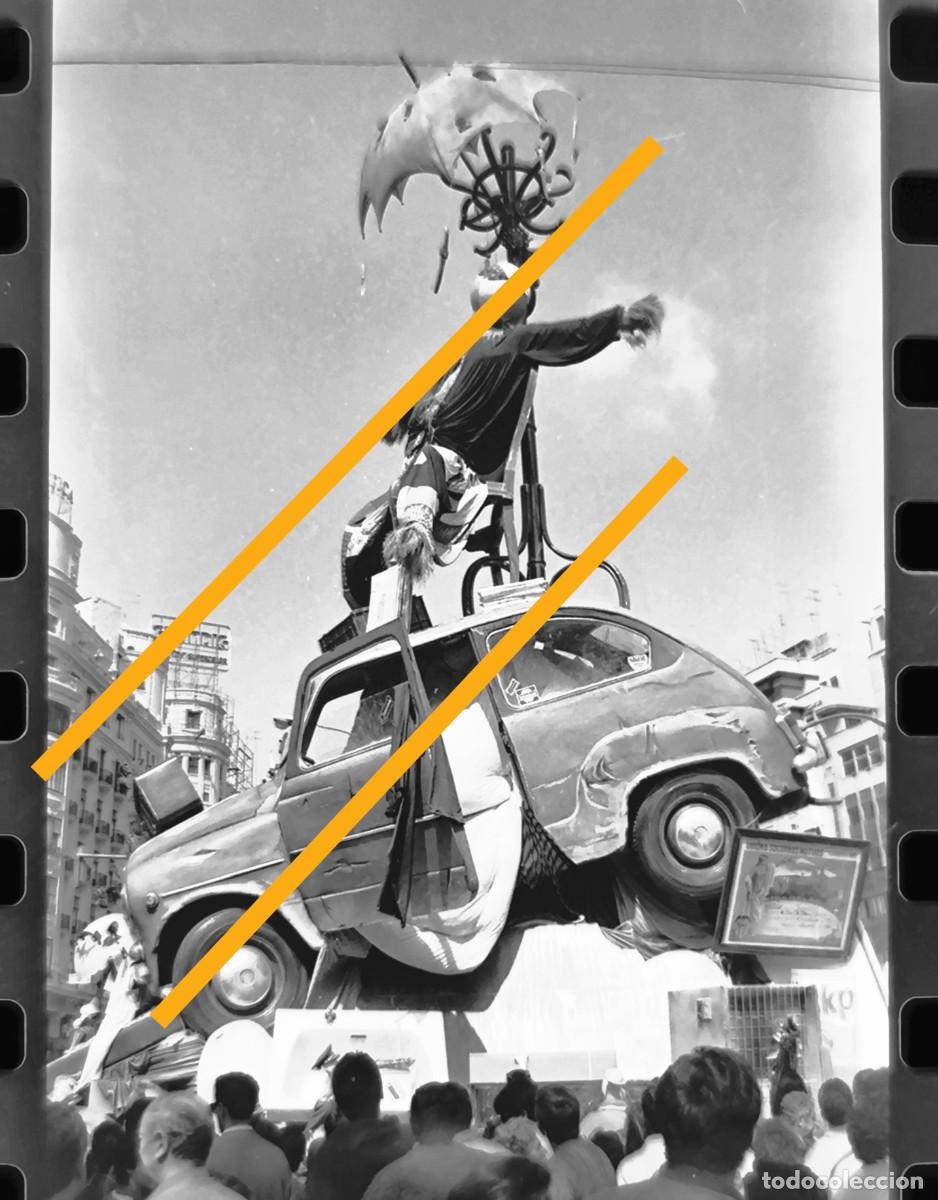 Fotograf&iacute;a antigua: Antiguo negativo de fotograf&iacute;a. Falla plaza del Ayuntamiento. Fallas de Valencia. A&ntilde;o 1986.
