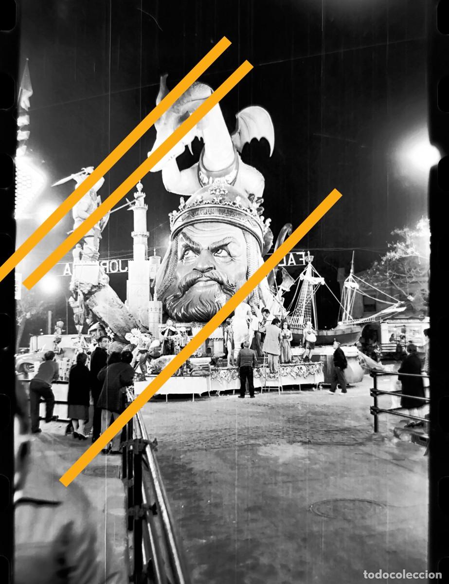 Photographie ancienne: Antiguo negativo de fotograf&iacute;a. Falla plaza Na Jordana. Fallas de Valencia. A&ntilde;o 1988.