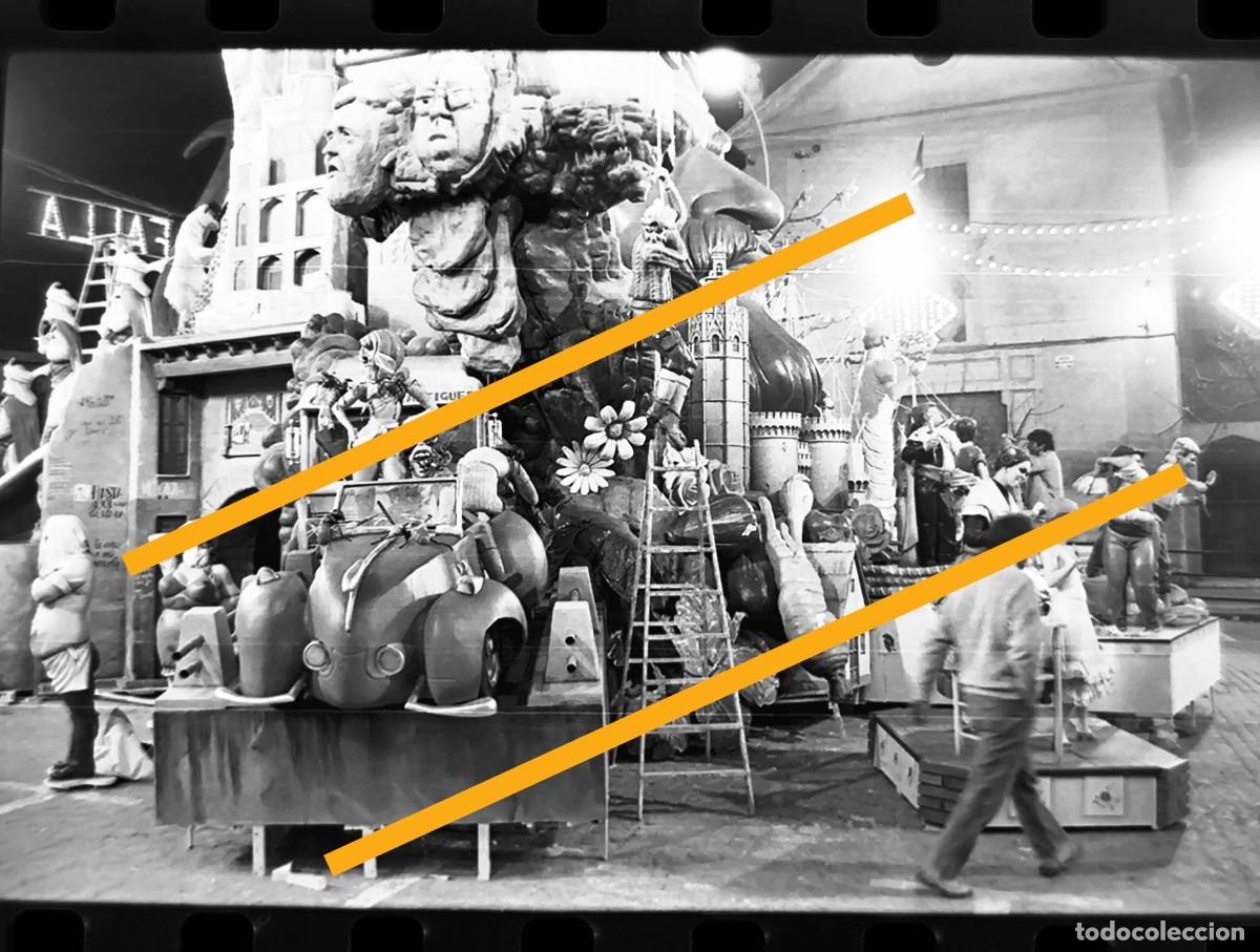 Photographie ancienne: Antiguo negativo de fotograf&iacute;a. Falla plaza Na Jordana. Fallas de Valencia. A&ntilde;o 1988.