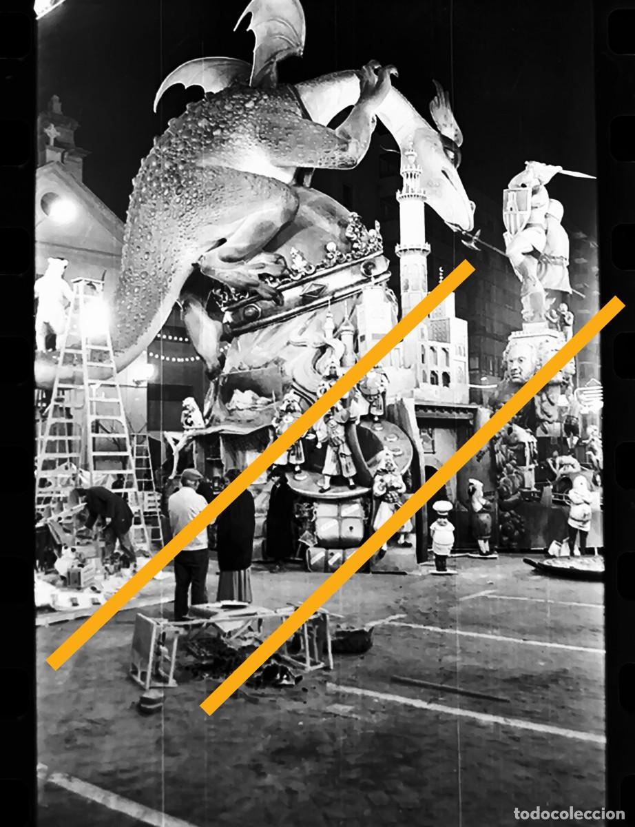 Photographie ancienne: Antiguo negativo de fotograf&iacute;a. Falla plaza Na Jordana. Fallas de Valencia. A&ntilde;o 1988.