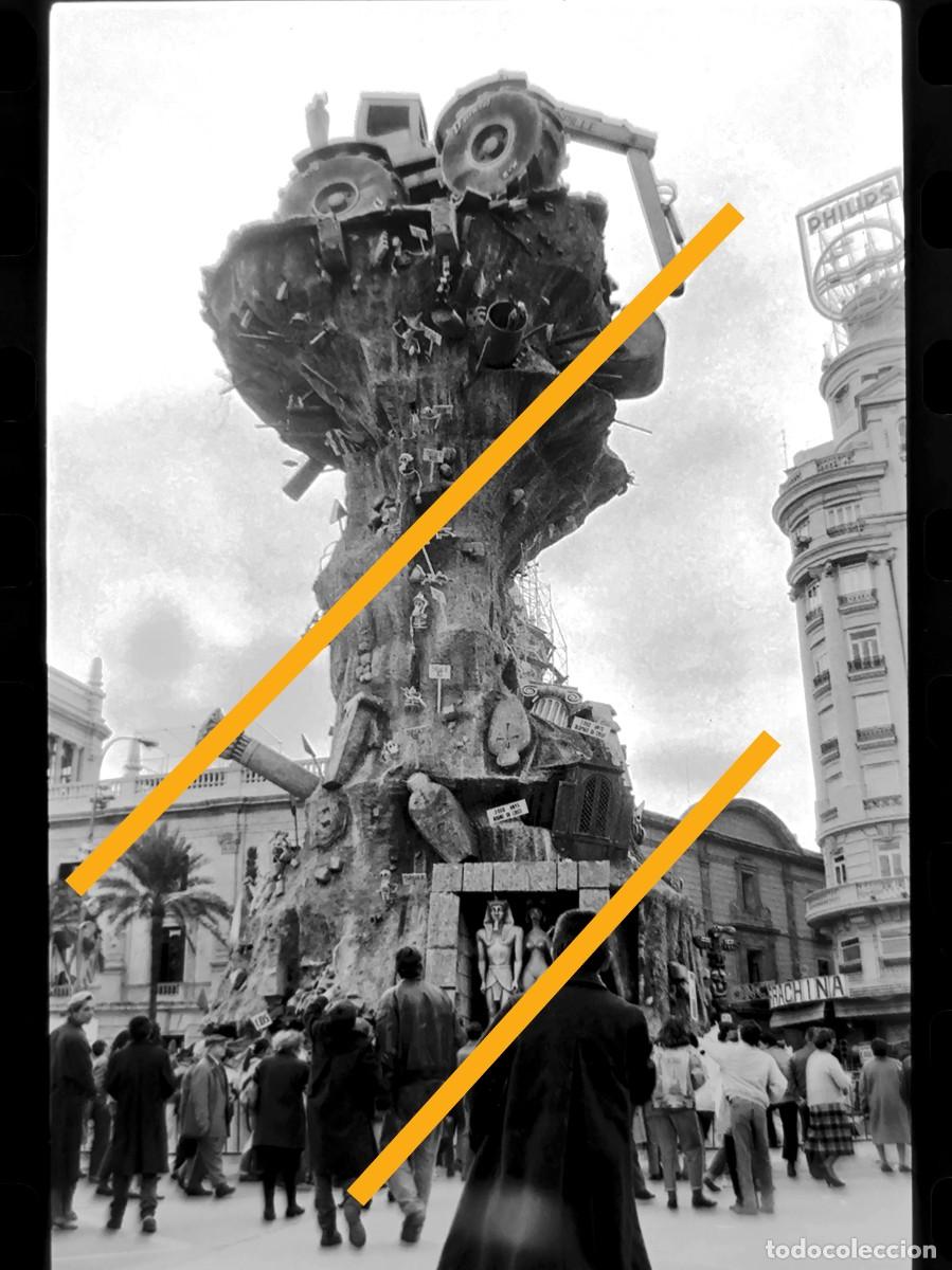 Fotograf&iacute;a antigua: Antiguo negativo de fotograf&iacute;a. Falla plaza del Ayuntamiento. Fallas de Valencia. A&ntilde;o 1988.