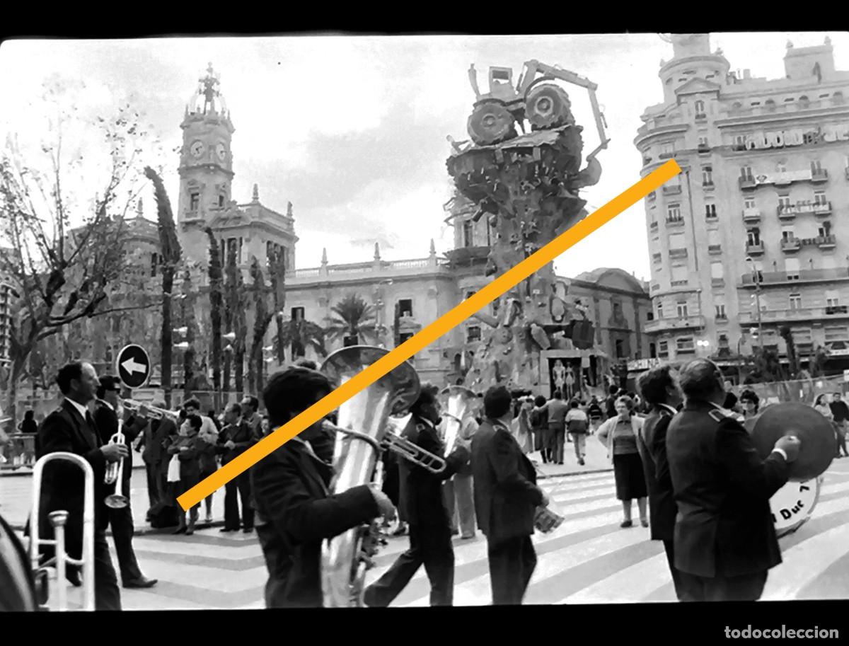 Fotograf&iacute;a antigua: Antiguo negativo de fotograf&iacute;a. Falla plaza del Ayuntamiento. Fallas de Valencia. A&ntilde;o 1988.
