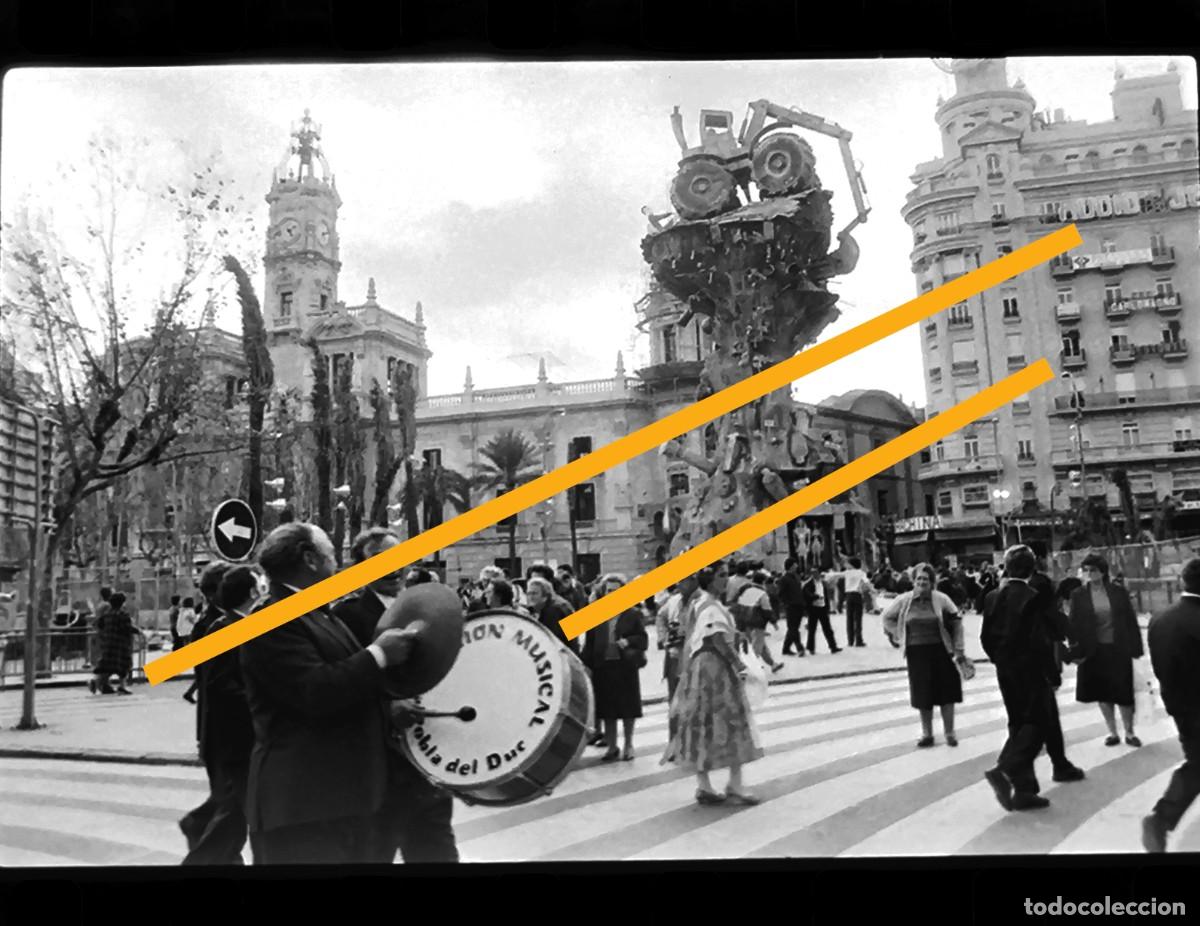 Fotograf&iacute;a antigua: Antiguo negativo de fotograf&iacute;a. Falla plaza del Ayuntamiento. Fallas de Valencia. A&ntilde;o 1988.