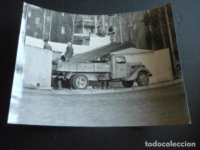 Fotografia antica: MADRID OBRAS EN LA CALLE NU&Ntilde;EZ DE BALBOA 25 CAMION ANTIGUA FOTOGRAFIA ORIGINAL 24 X 18 CM