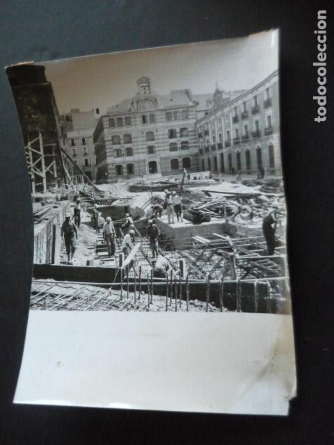 Fotografia antiga: MADRID PLAZA DE LAS DESCALZAS REALES OBRAS MONTE DE PIEDAD ANTIGUA FOTOGRAFIA ORIGINAL 24 X 18 CM