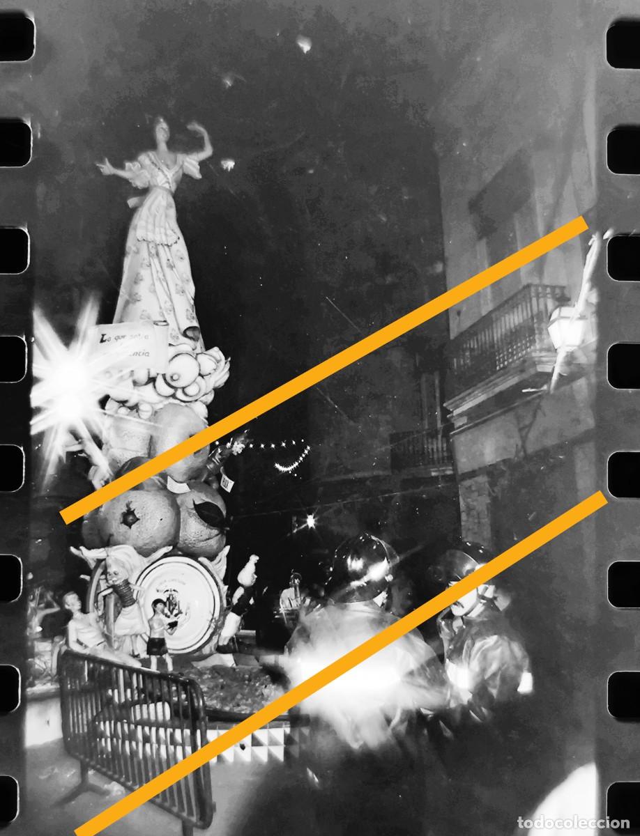 Fotograf&iacute;a antigua: Antiguo negativo de fotograf&iacute;a. FALLA CORRETGERIA BANY DELS PAVESOS. A&Ntilde;O 1985