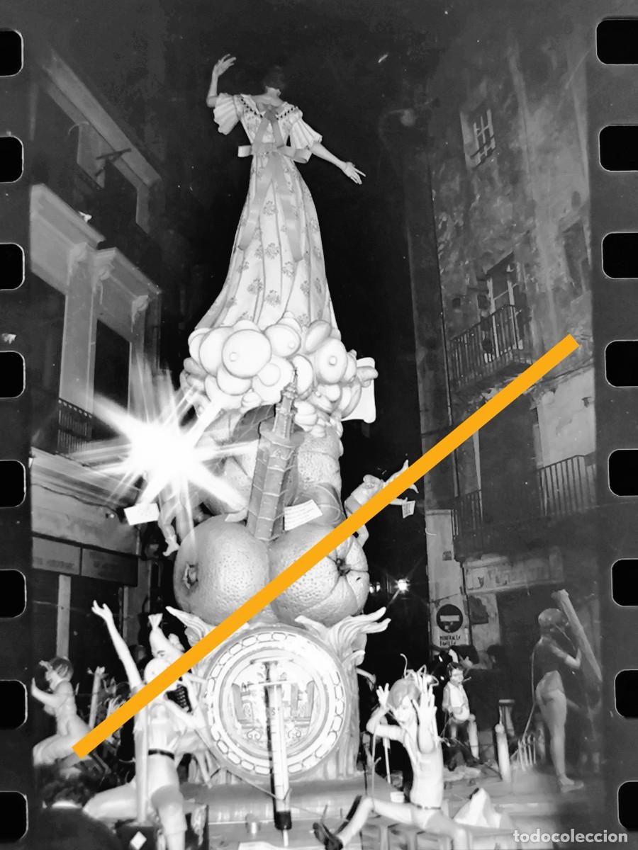 Fotograf&iacute;a antigua: Antiguo negativo de fotograf&iacute;a. FALLA CORRETGERIA BANY DELS PAVESOS. A&Ntilde;O 1985