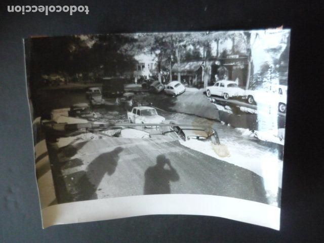 Fotograf&iacute;a antigua: MADRID SOCAVON EN LA CALLE ALMAGRO AUTOMOVILES ANTIGUA FOTOGRAFIA ORIGINAL 18 X 24 CM