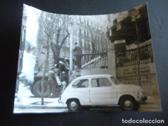 Fotograf&iacute;a antigua: MADRID OBRAS CALLE FERNANDO EL SANTO MONTE ESQUINZA SEAT 600 ANTIGUA FOTOGRAFIA ORIGINAL 18 X 24 CM