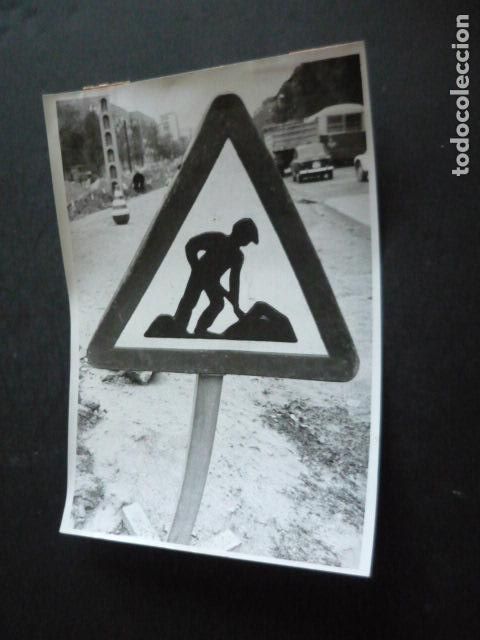 Fotograf&iacute;a antigua: MADRID SE&Ntilde;AL DE TRAFICO POR OBRAS ANTIGUA FOTOGRAFIA ORIGINAL 18 X 13 CM