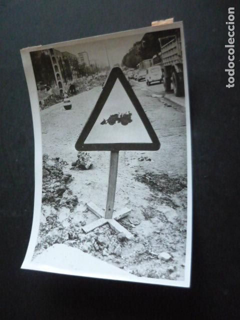 Fotograf&iacute;a antigua: MADRID SE&Ntilde;AL DE TRAFICO POR OBRAS ANTIGUA FOTOGRAFIA ORIGINAL 18 X 13 CM