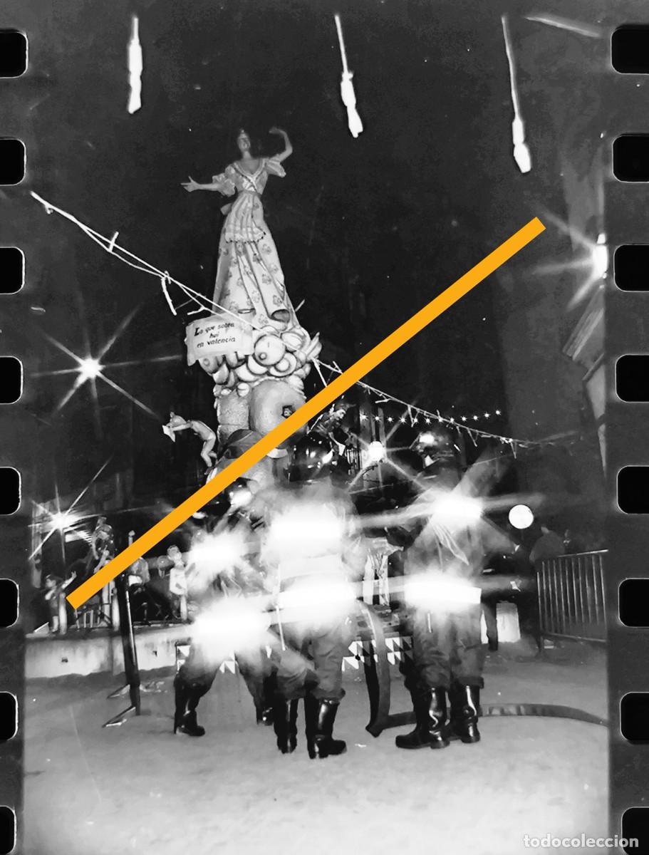 Fotograf&iacute;a antigua: Antiguo negativo de fotograf&iacute;a. FALLA CORRETGERIA BANY DELS PAVESOS. A&Ntilde;O 1985