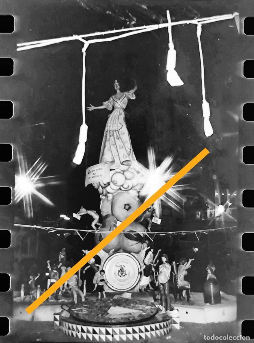 Fotograf&iacute;a antigua: Antiguo negativo de fotograf&iacute;a. FALLA CORRETGERIA BANY DELS PAVESOS. A&Ntilde;O 1985