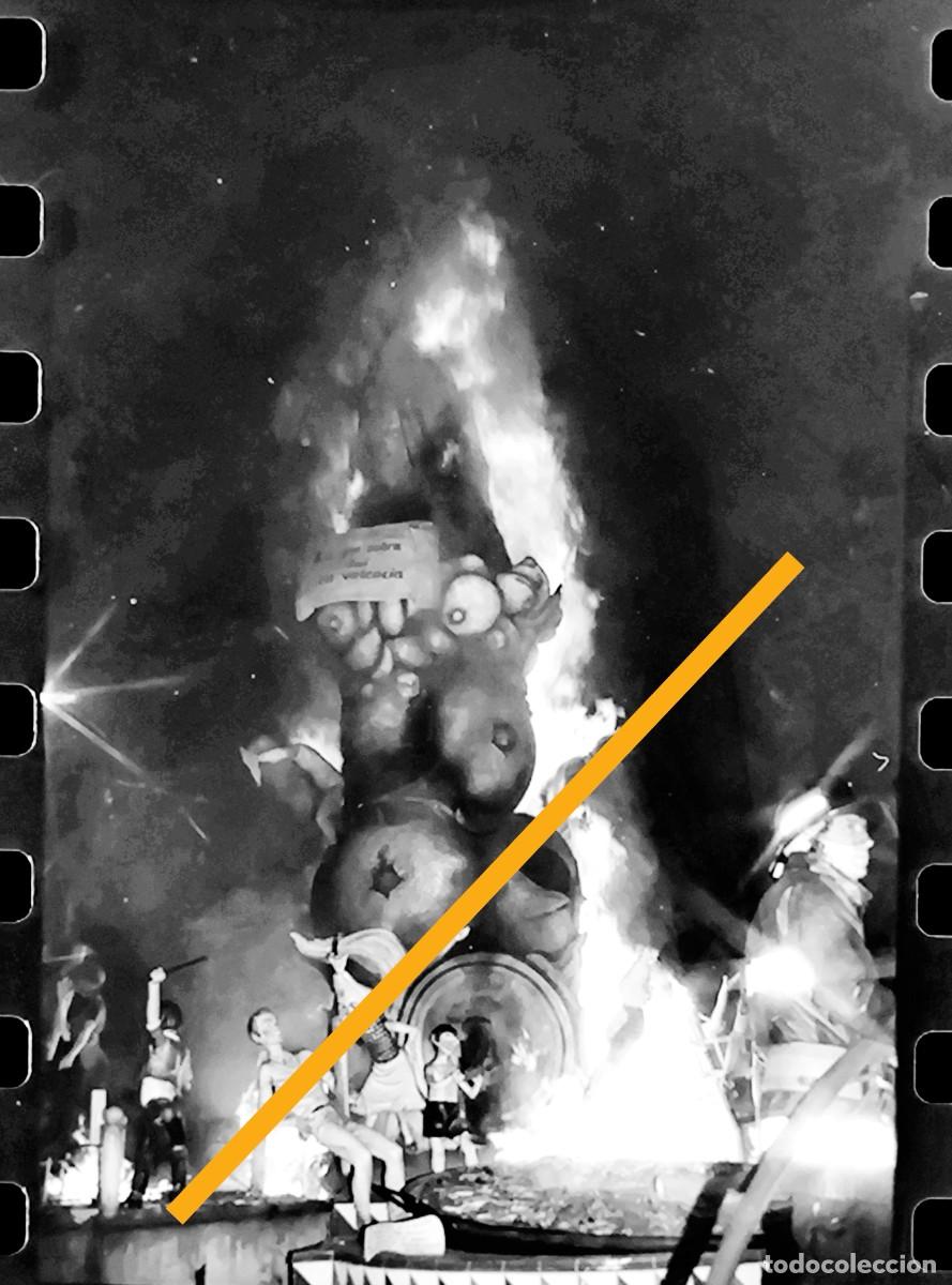 Fotograf&iacute;a antigua: Antiguo negativo de fotograf&iacute;a. FALLA CORRETGERIA BANY DELS PAVESOS. A&Ntilde;O 1985
