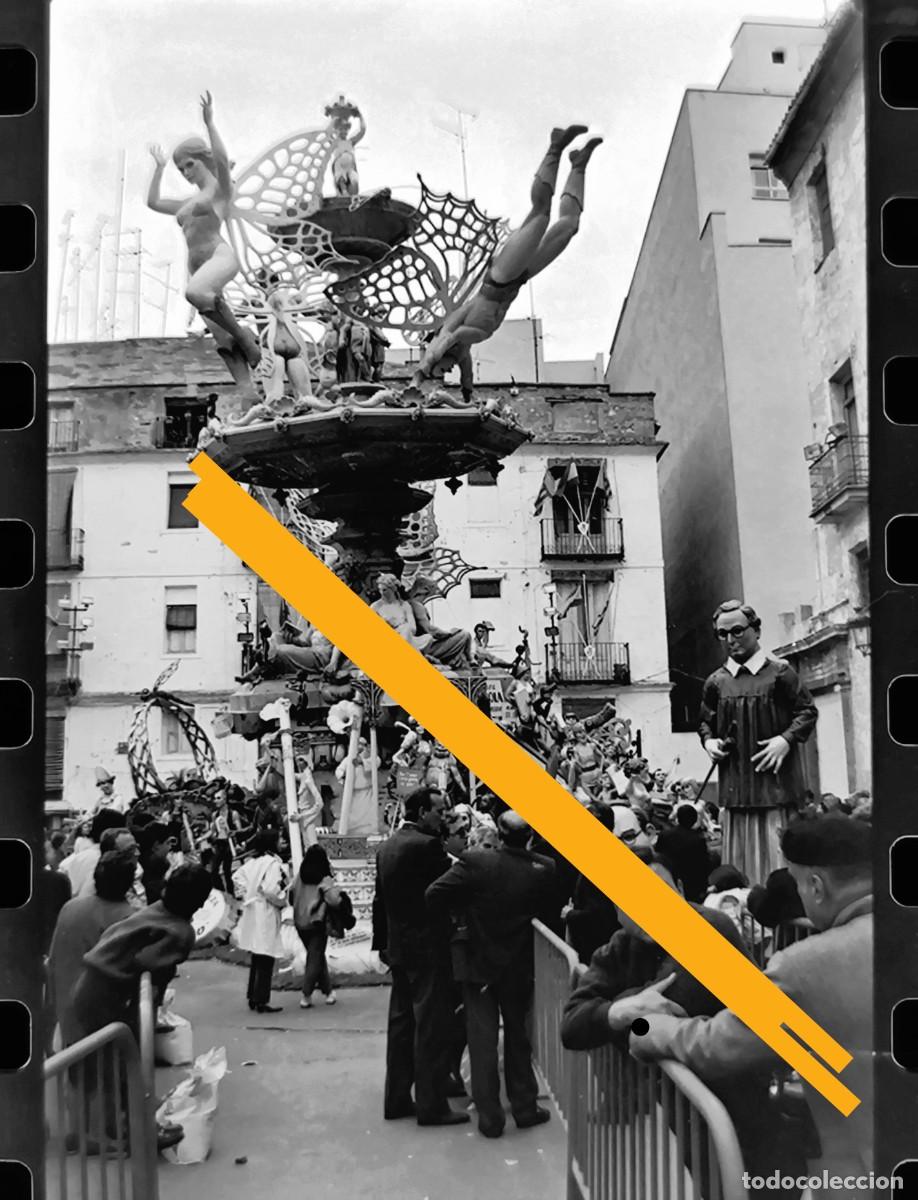 Fotograf&iacute;a antigua: Antiguo negativo de fotograf&iacute;a. Falla Plaza del Pilar. Fallas de Valencia. A&ntilde;o 1988
