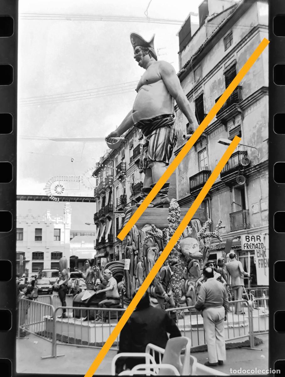 Fotograf&iacute;a antigua: Antiguo negativo de fotograf&iacute;a. Falla Pelayo matem&aacute;tico Marzal. Fallas de Valencia. A&ntilde;o 1988