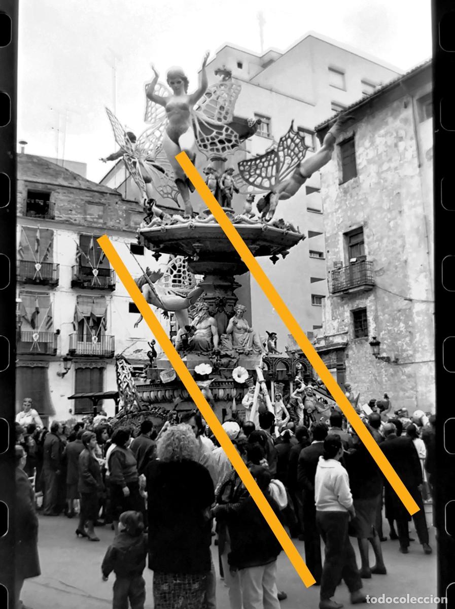 Fotograf&iacute;a antigua: Antiguo negativo de fotograf&iacute;a. Falla Plaza del Pilar. Fallas de Valencia. A&ntilde;o 1988