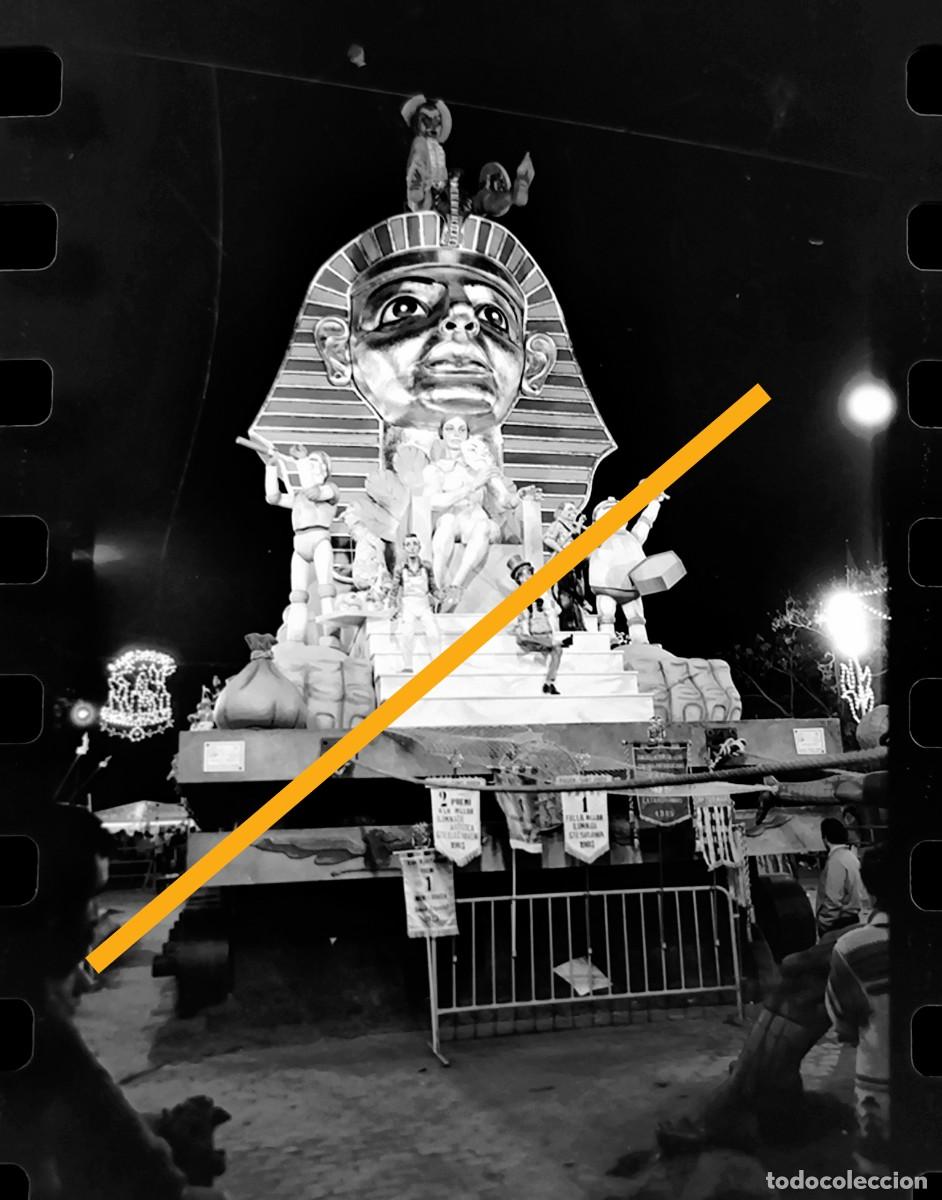 Fotograf&iacute;a antigua: Antiguo negativo de fotograf&iacute;a. Falla Na Jordana. Fallas de Valencia. A&ntilde;o 1985