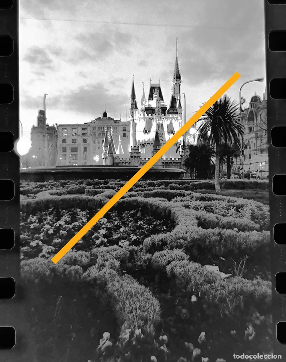 Fotograf&iacute;a antigua: Antiguo negativo de fotograf&iacute;a. Falla plaza del Ayuntamiento. Fallas de Valencia. A&ntilde;o 1985