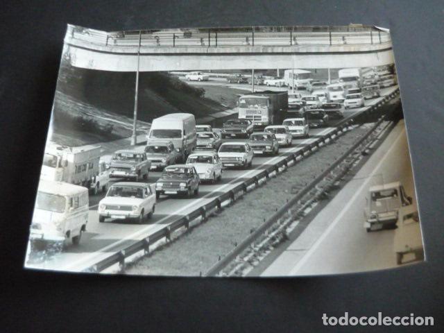 Fotograf&iacute;a antigua: MADRID BARAJAS EMBOTELLAMIENTO EN LA AUTOPISTA ANTIGUA FOTOGRAFIA ORIGINAL 24 X 18 CM