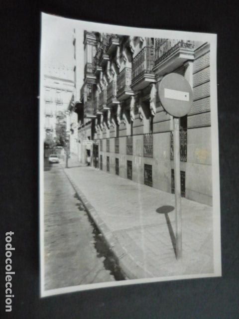 Fotograf&iacute;a antigua: MADRID VISTA DE UNA CALLE ANTIGUA FOTOGRAFIA ORIGINAL 18 X 13 CM