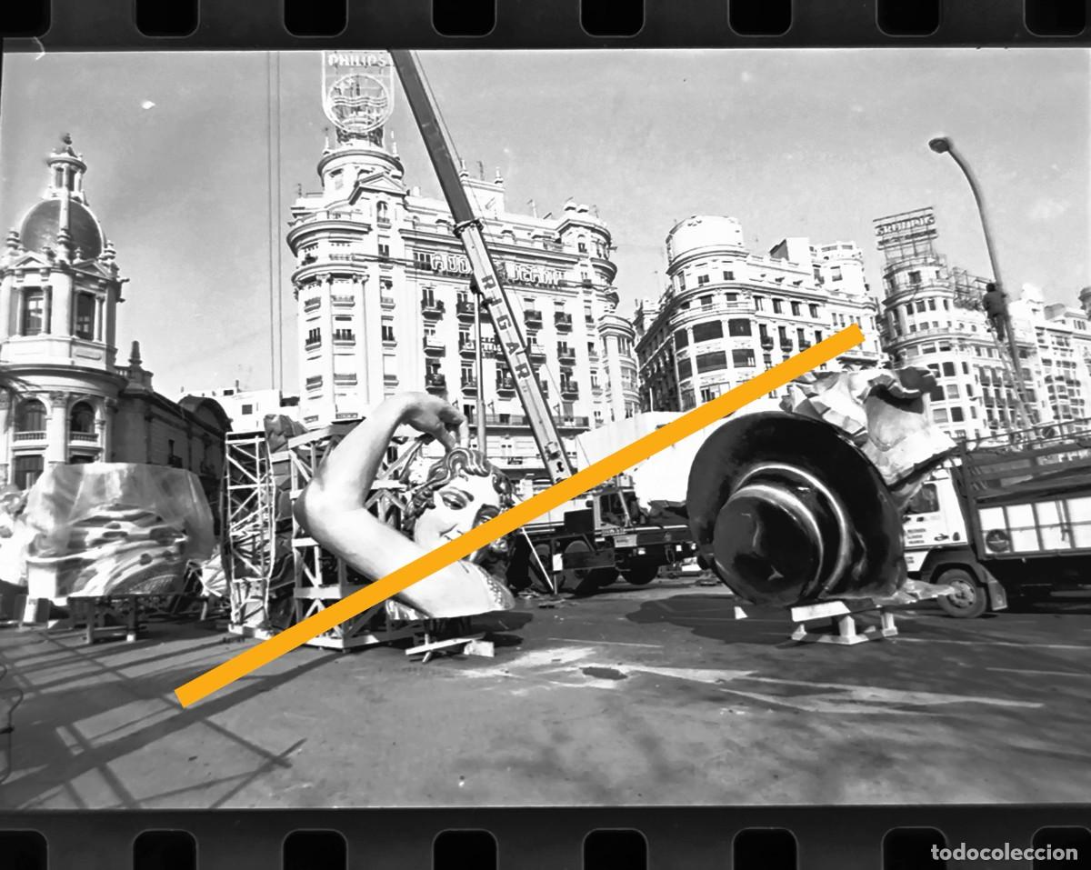 Fotograf&iacute;a antigua: Antiguo negativo de fotograf&iacute;a. Falla plaza del Ayuntamiento. Plant&agrave;. Fallas de Valencia. A&ntilde;o 1992