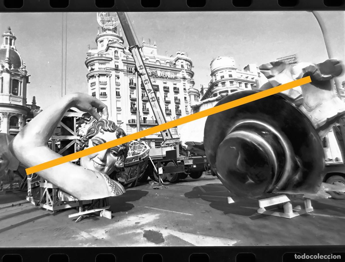 Fotograf&iacute;a antigua: Antiguo negativo de fotograf&iacute;a. Falla plaza del Ayuntamiento. Plant&agrave;. Fallas de Valencia. A&ntilde;o 1992