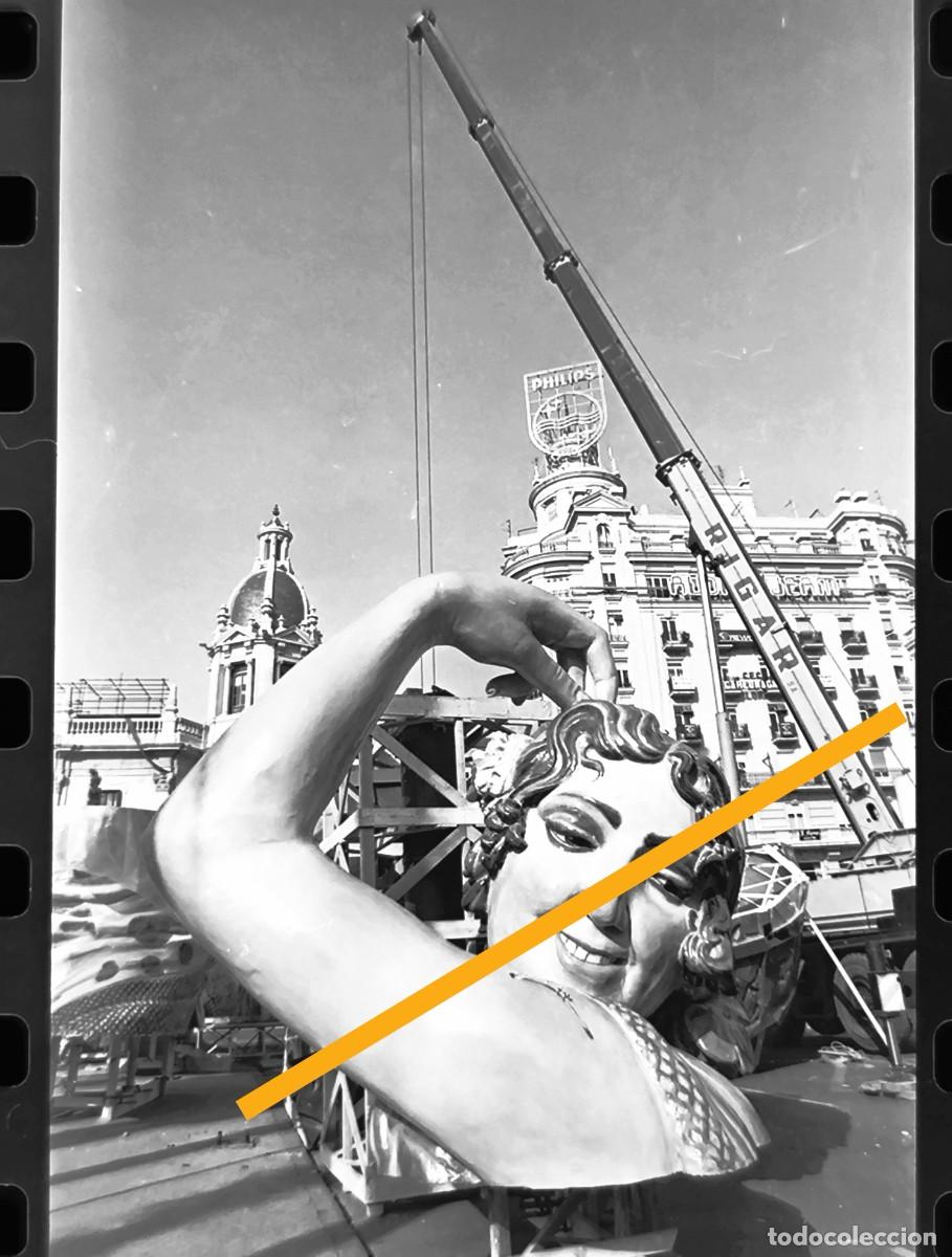 Fotograf&iacute;a antigua: Antiguo negativo de fotograf&iacute;a. Falla plaza del Ayuntamiento. Plant&agrave;. Fallas de Valencia. A&ntilde;o 1992