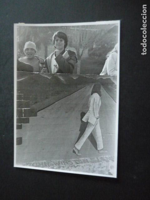 Fotograf&iacute;a antigua: MADRID PASEO DE JOHN LENON ANTIGUA FOTOGRAFIA ORIGINAL 18 X 13 CM