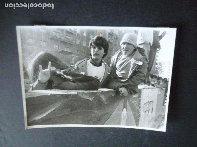 Fotograf&iacute;a antigua: MADRID PASEO DE JOHN LENON ANTIGUA FOTOGRAFIA ORIGINAL 18 X 13 CM