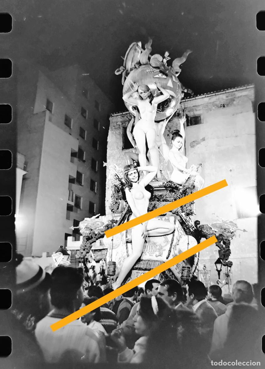 Fotograf&iacute;a antigua: Antiguo negativo de fotograf&iacute;a. Falla plaza del Pilar. Fallas de Valencia. A&ntilde;o 1985
