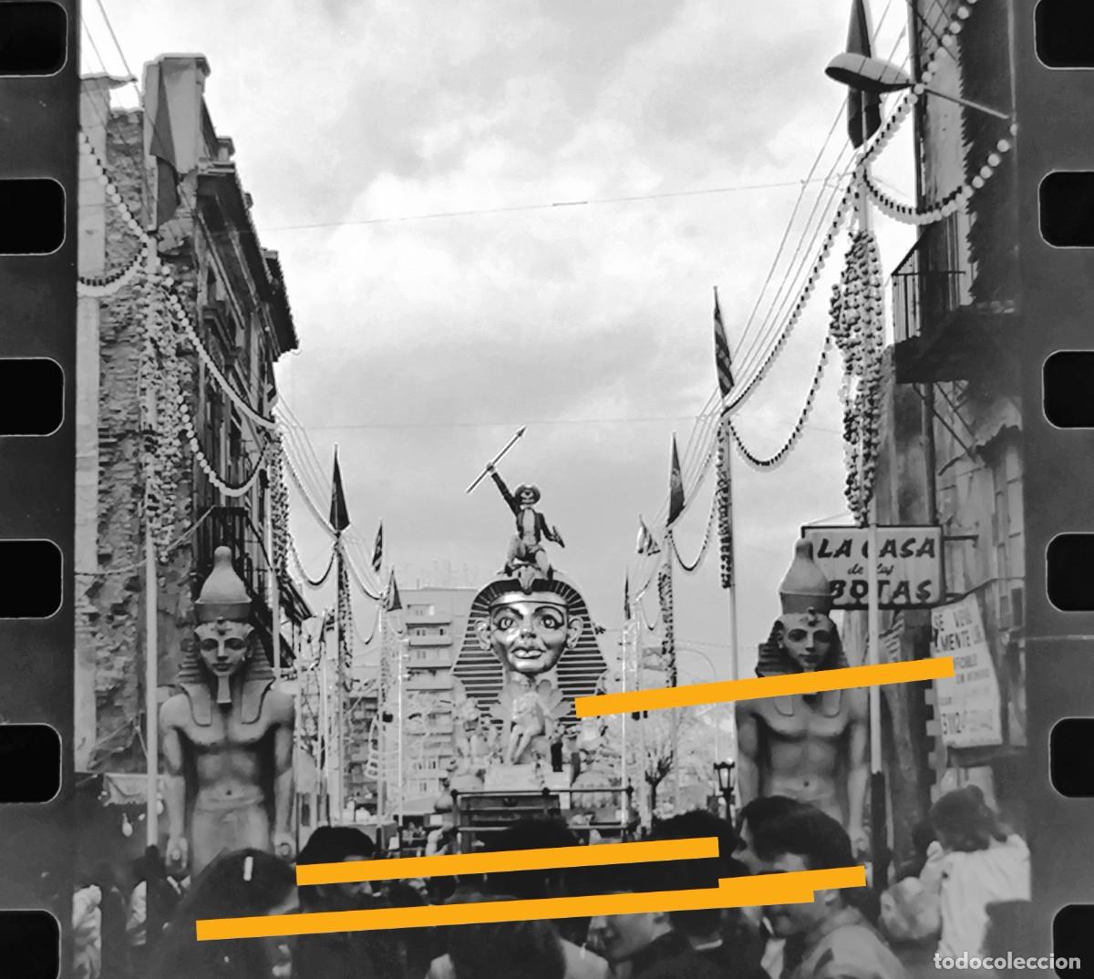 Fotograf&iacute;a antigua: Antiguo negativo de fotograf&iacute;a. Falla Na Jordana. Fallas de Valencia. A&ntilde;o 1985